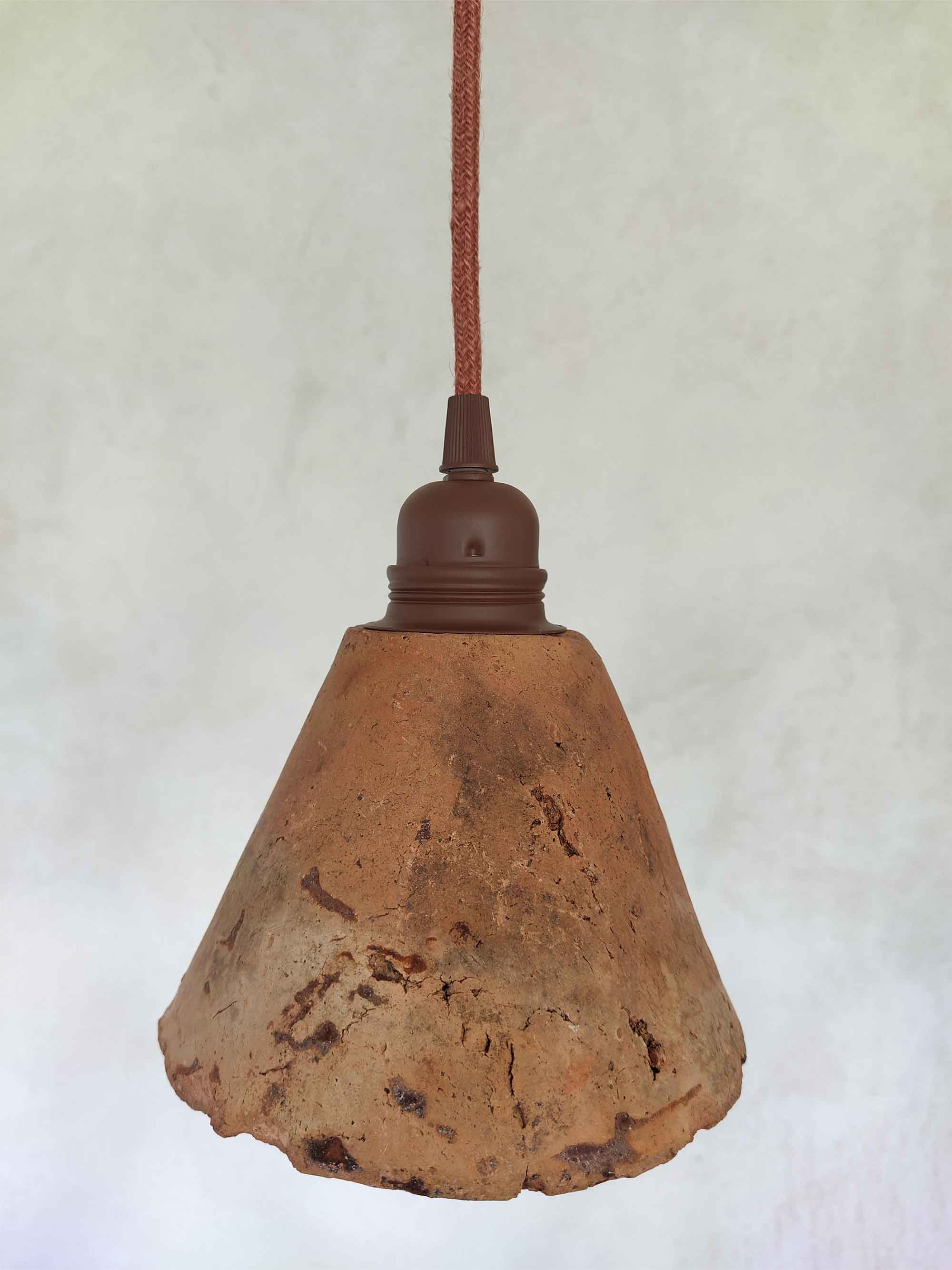 Lampe de chevet suspendue Wabi Sabi en terre cuite partiné par le temps et le travail des hommes