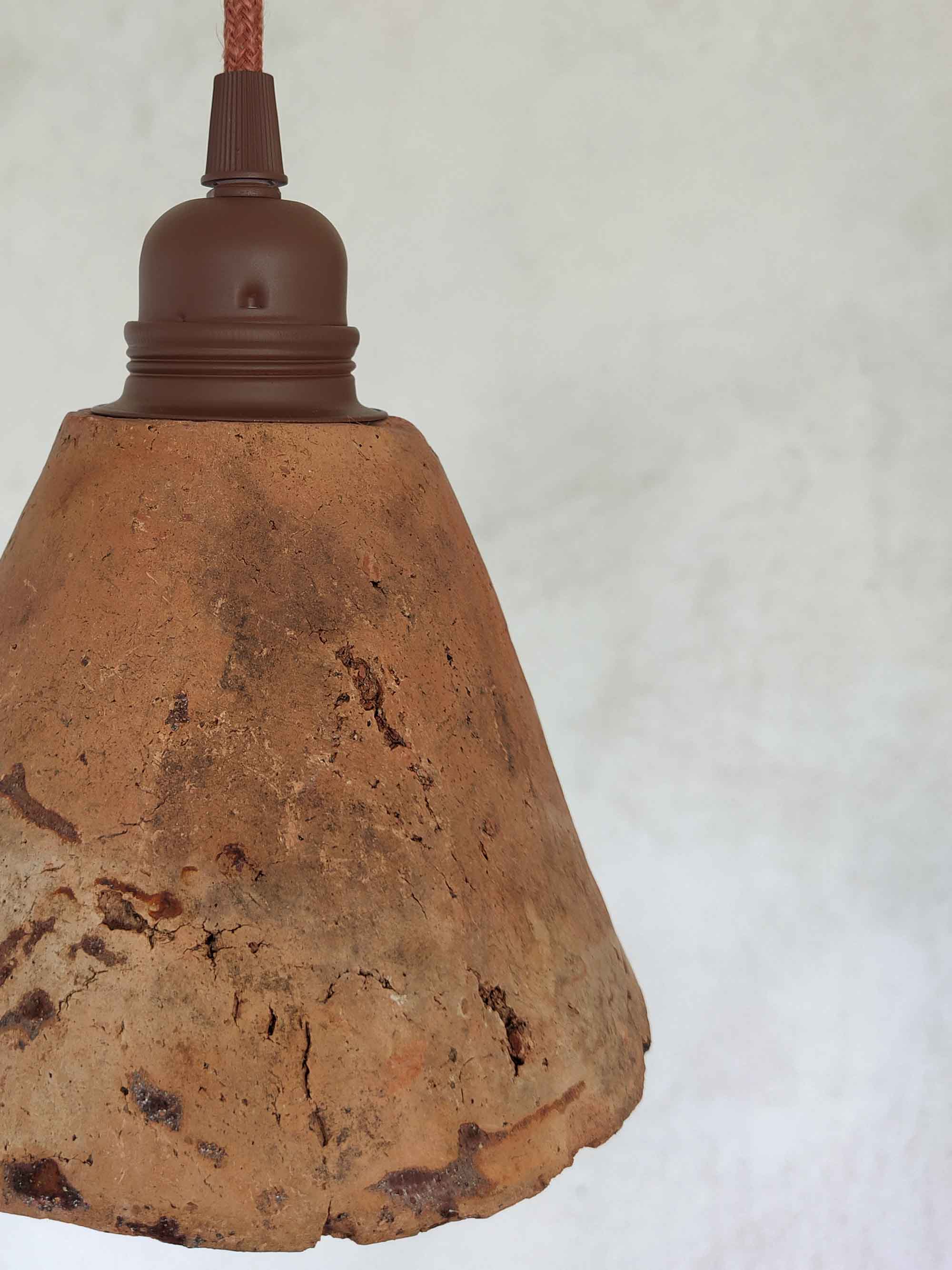 Lampe de chevet suspendue Wabi Sabi en terre cuite partiné par le temps et le travail des hommes