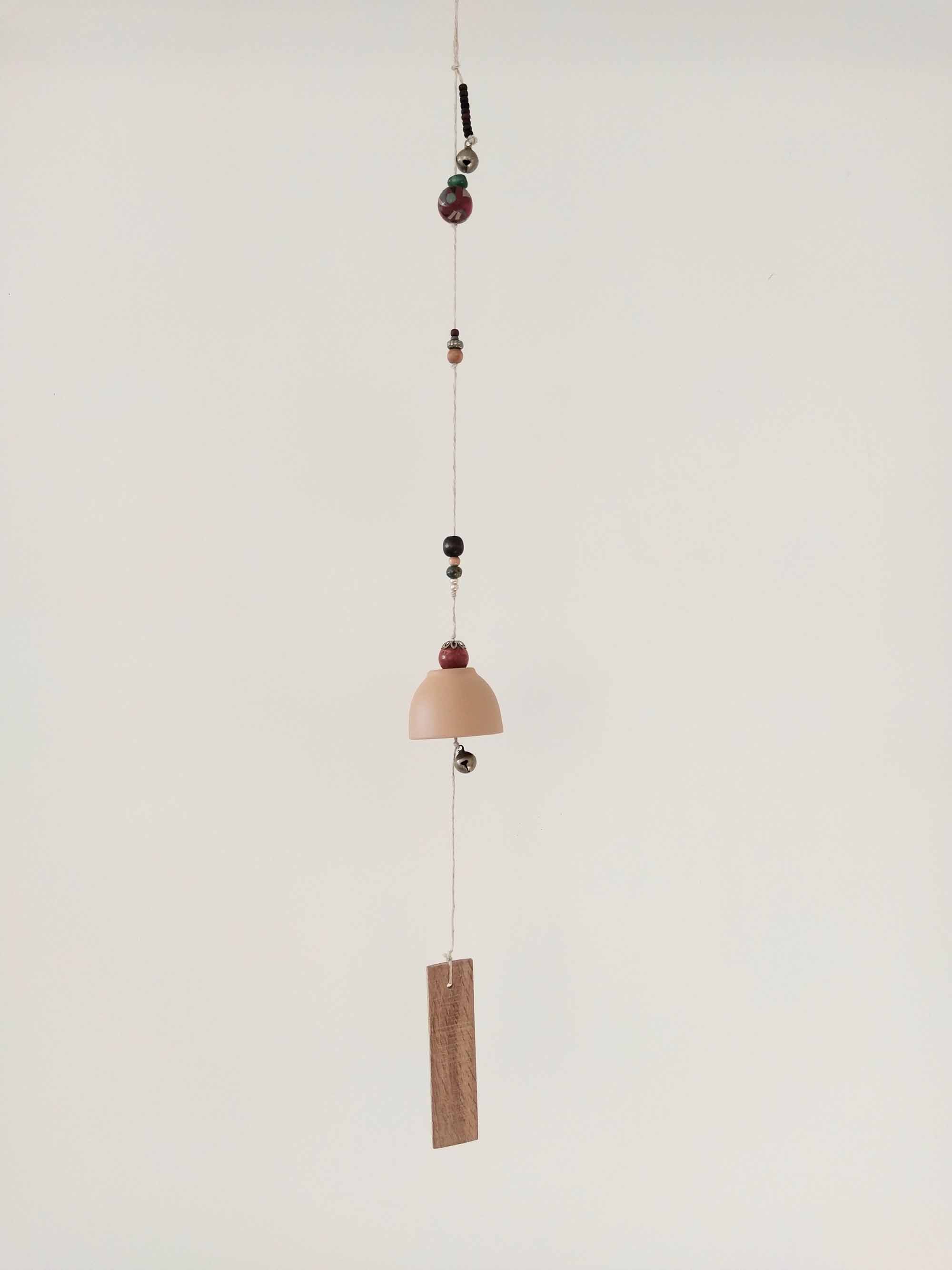 Décoration à suspendre son de cloche, perles, cloches, bois, fil de laine
