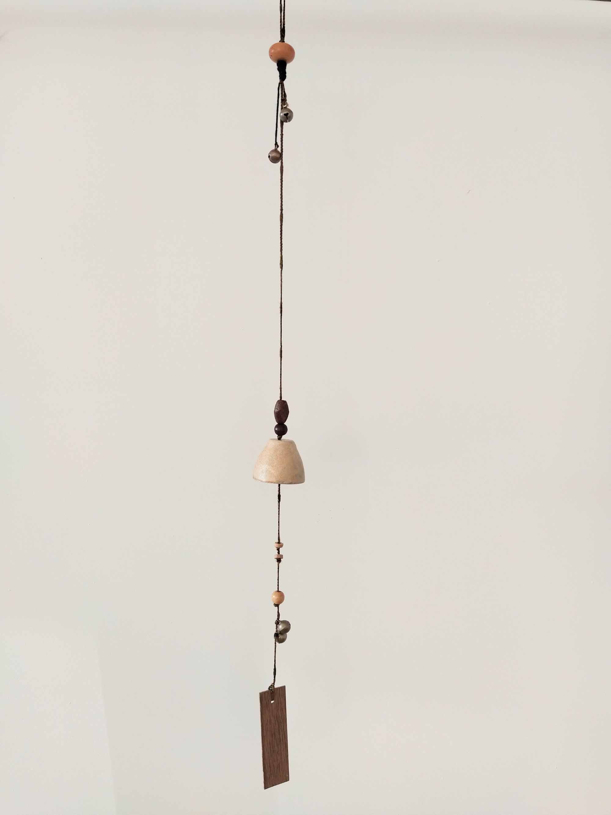 création artisanale de cloche à suspendre en décoration