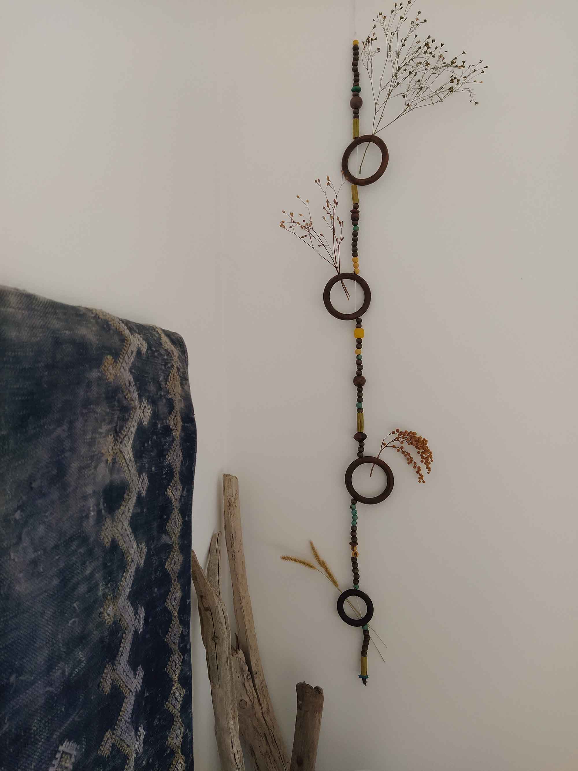 Collection Ronde des fleurs, porte fleur mural romantique à suspendre, artisanale et upcyclée