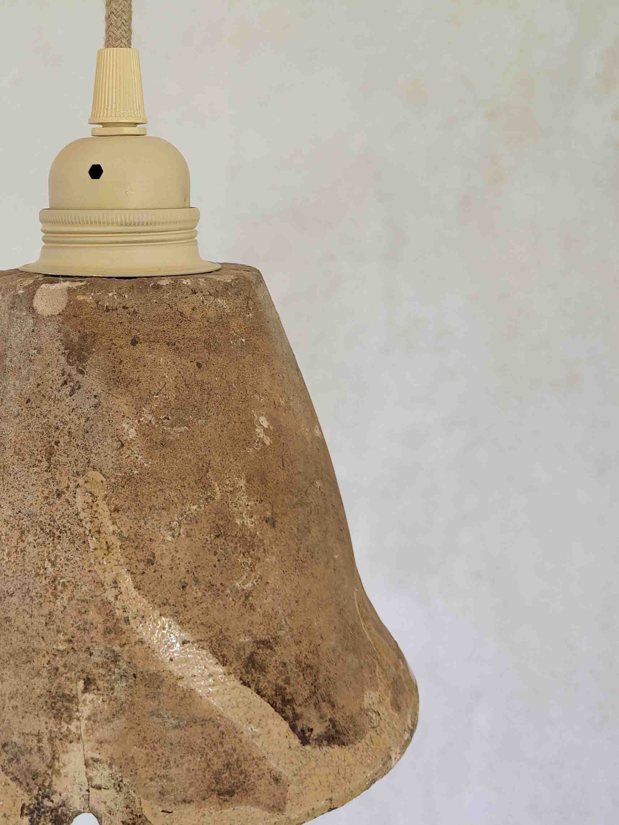 Pot de gemme des Landes du 19ème siècle upcyclé en suspension électrifié. Collection Empreinte, style Wabi sabi