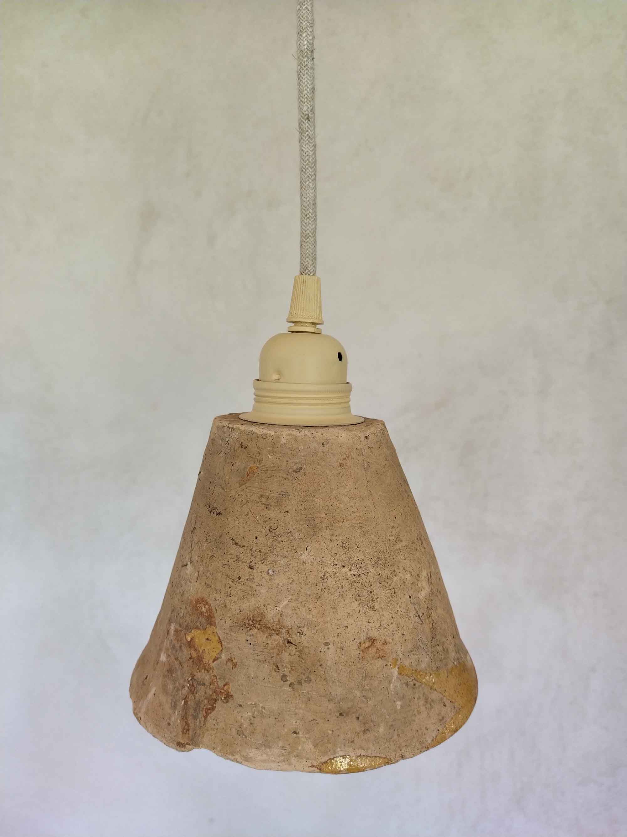 Suspension en terre cuite Wabi sabi montée avec un cable en tissu de Lin. Collection Empreinte