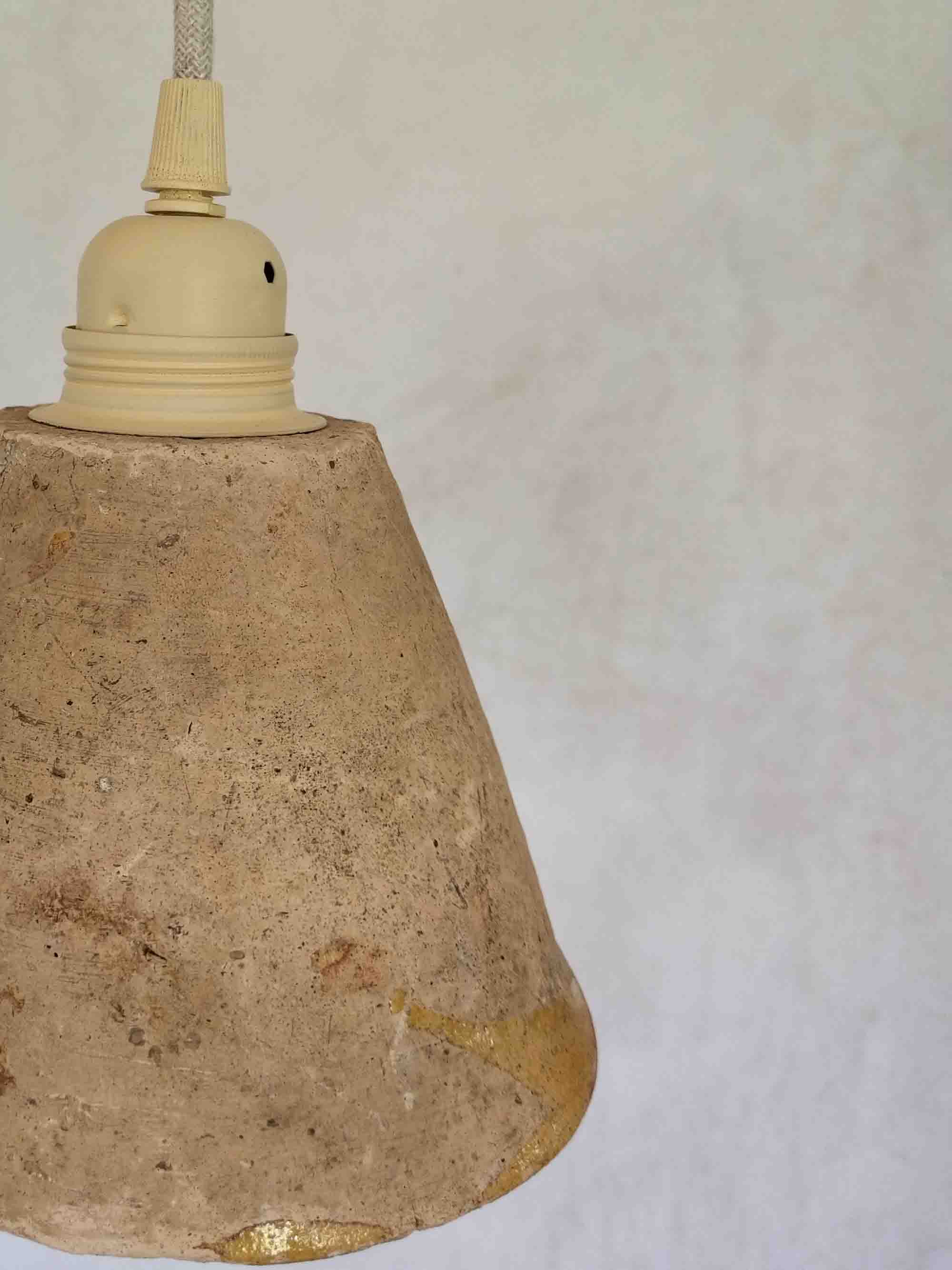 Pot de gemmeur monté en luminaire dans un style bohème