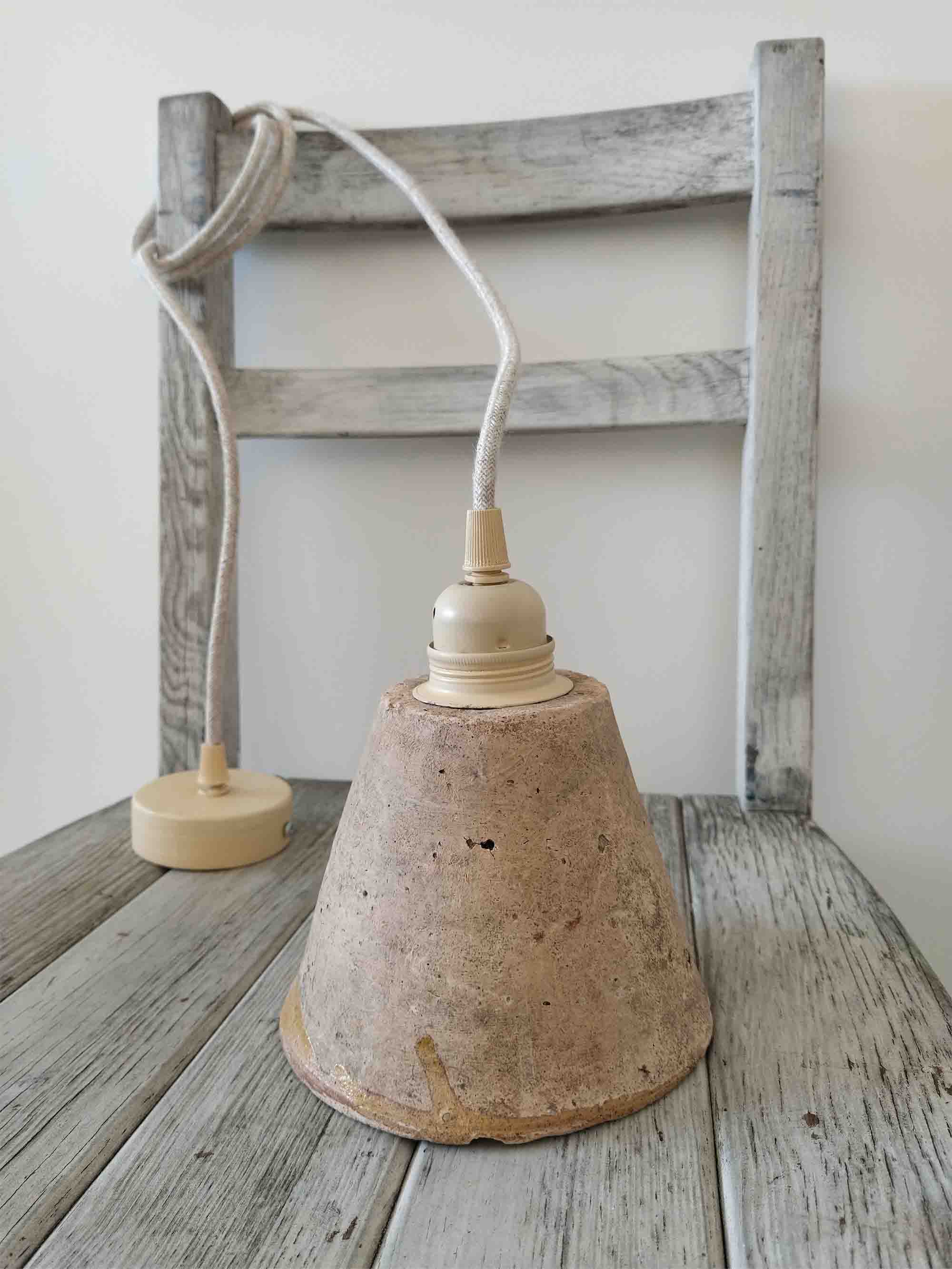 Suspension Wabi Sabi en terre cuite electrifiée avec sa rosace faite main en bois recyclé