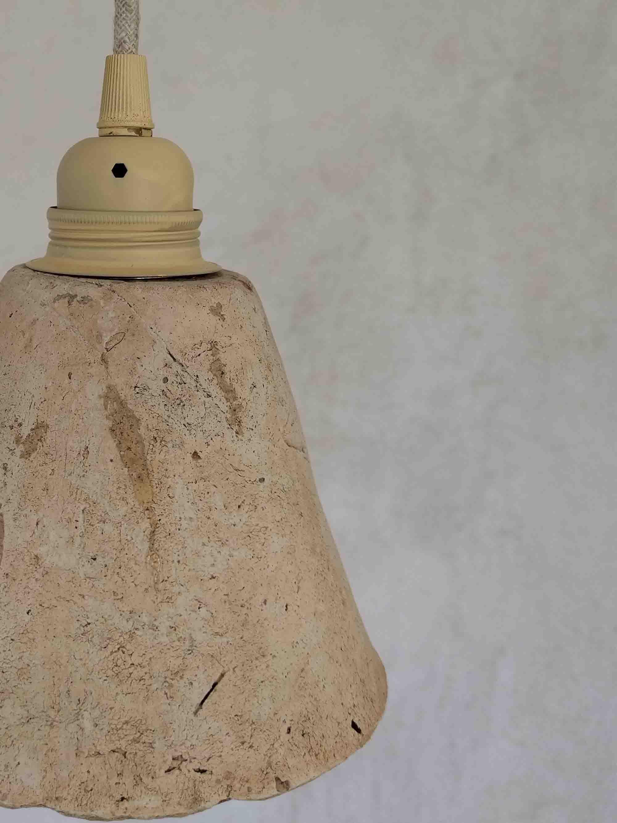 Pot en terre cuite façonné à la main au 19ème siècle pour récolter la résine de pin. Objet transformé en suspension