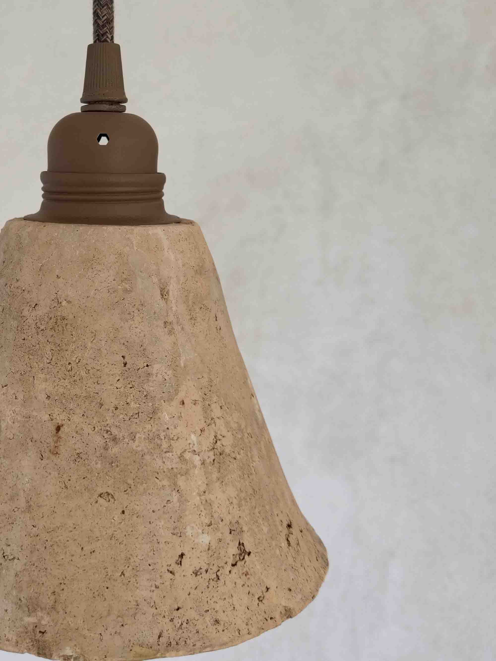 Zoom sur les imperfection de cet Ancien pot de gemme du 19ème siècle transformé en luminaire de style Wabi Sabi.