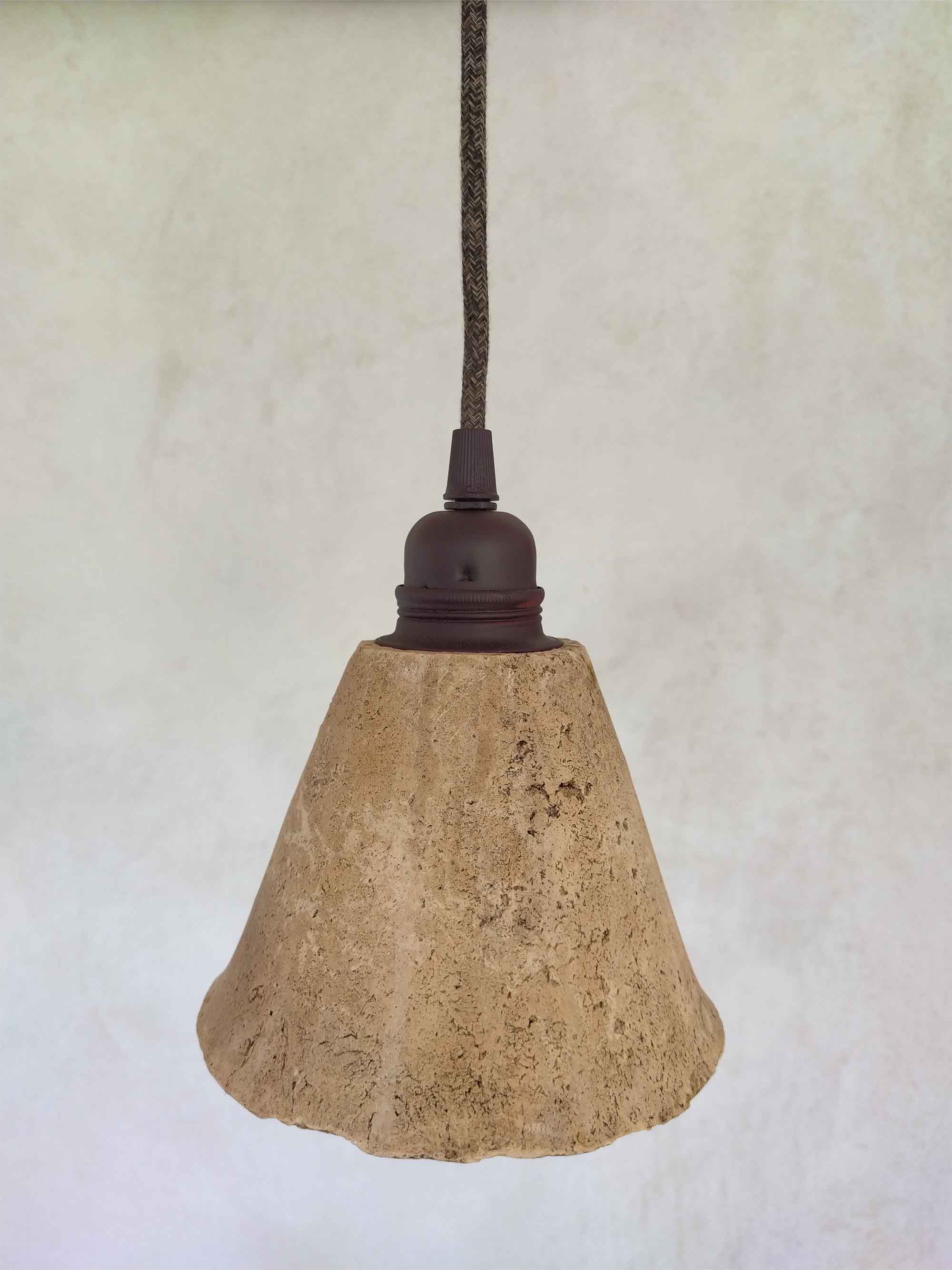 Suspension Wabi sabi en terre cuite électrifié. Collection Empreinte.