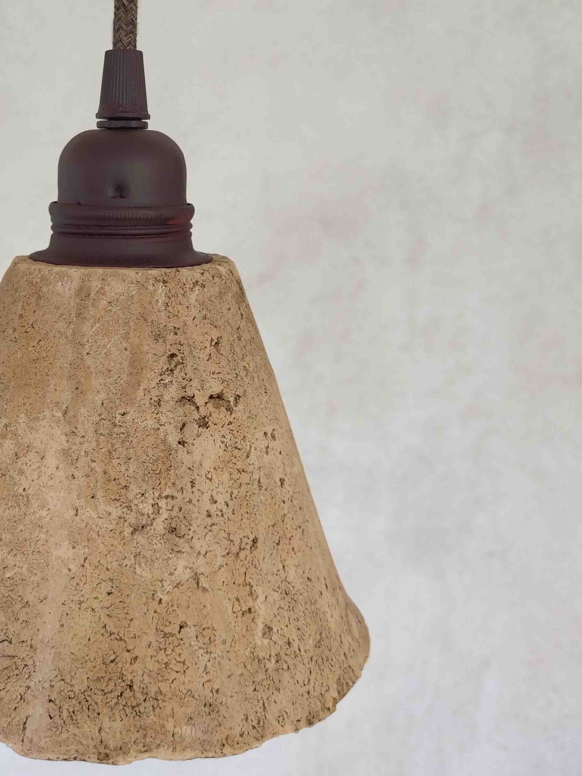 Détails des imperfection de cet Ancien pot en terre cuite monté en luminaire de style Wabi sabi