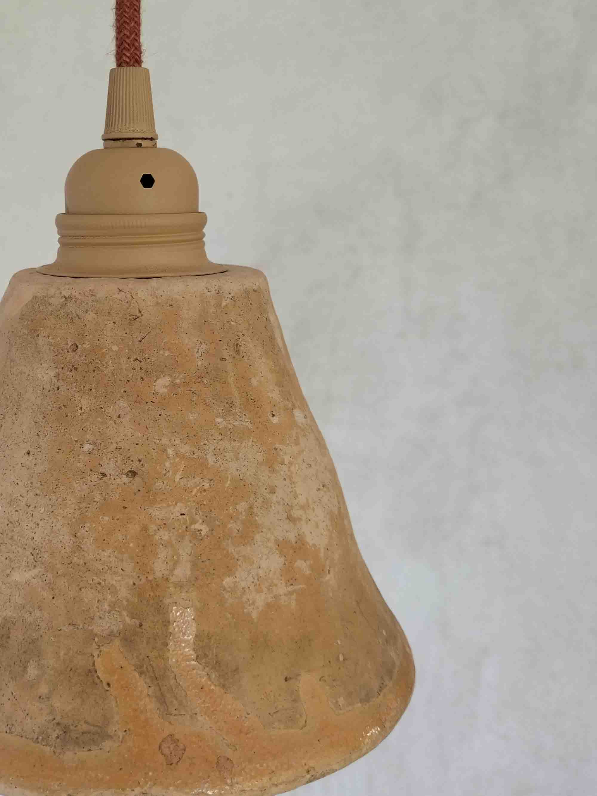 suspension terre cuite présentant les traces du temps