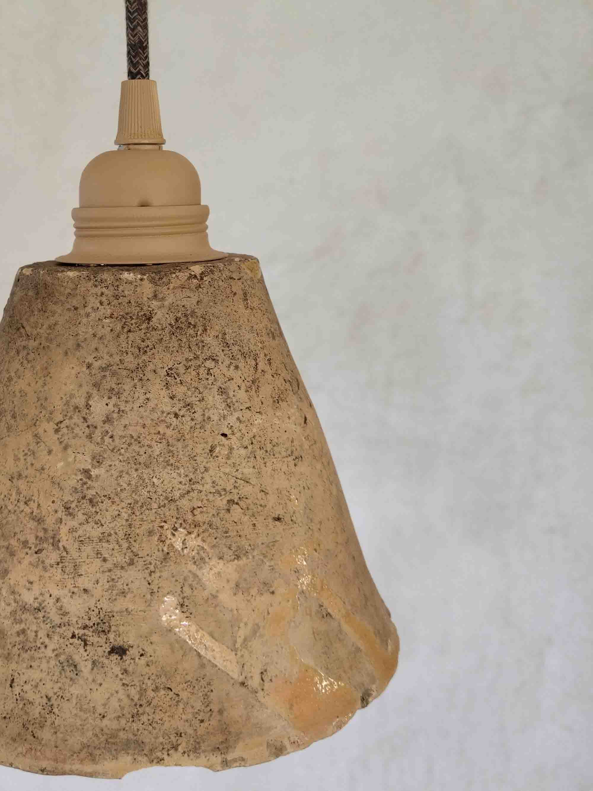 Pot de gemme ancien en terre cuite transformé en suspension wabi sabi