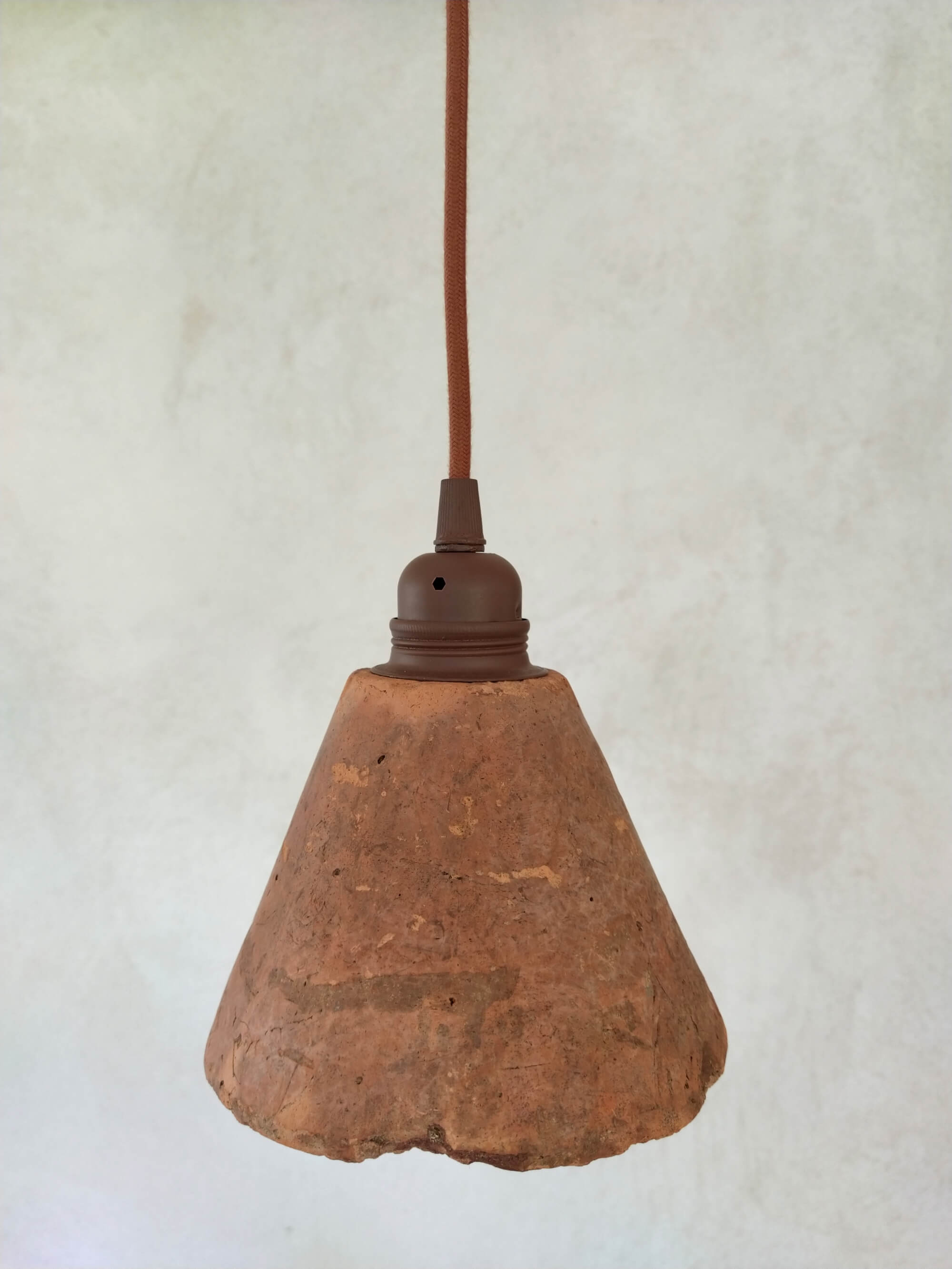 luminaire suspension wabisabi en terre cuite de couleur terracotta
