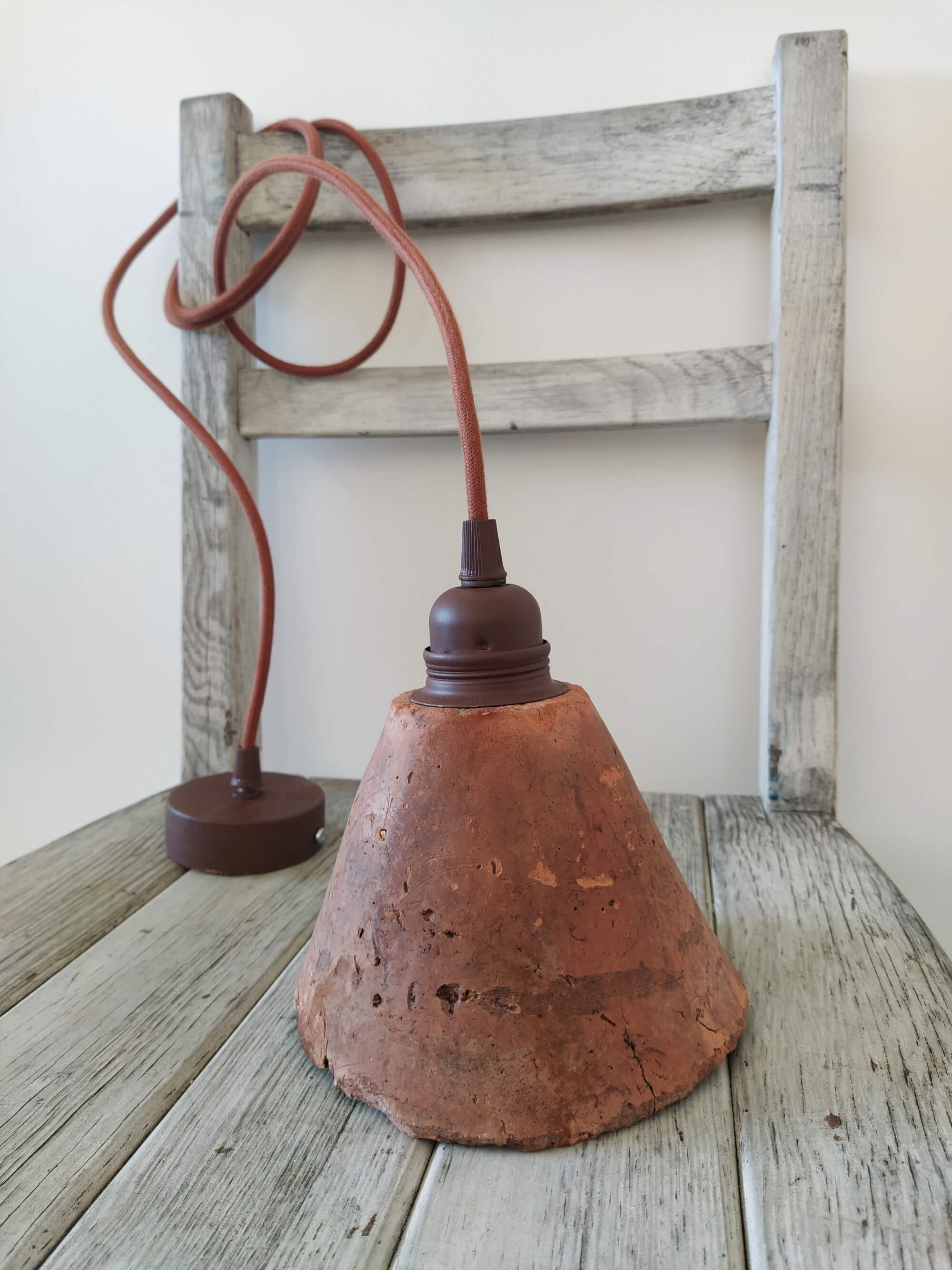 luminaire suspension wabi sabi en terre cuite de couleur terracotta