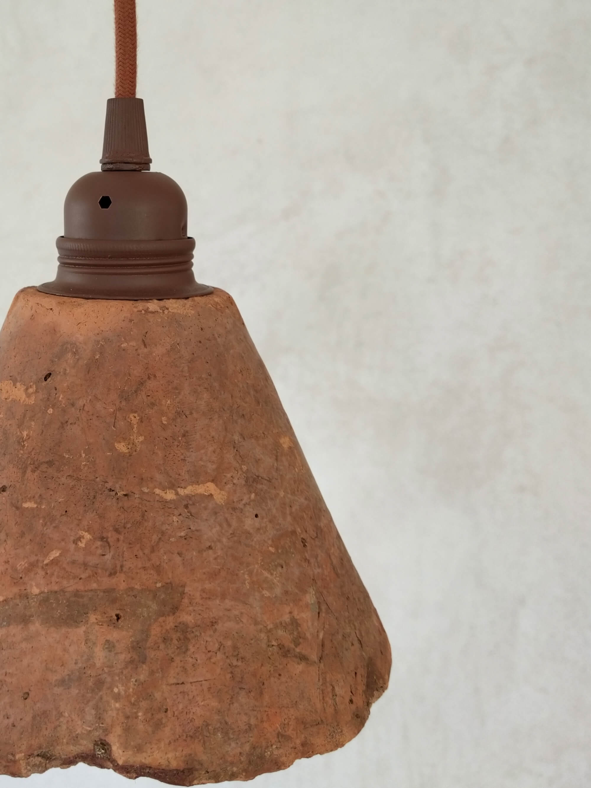 luminaire suspension wabisabi en terre cuite de couleur terracotta