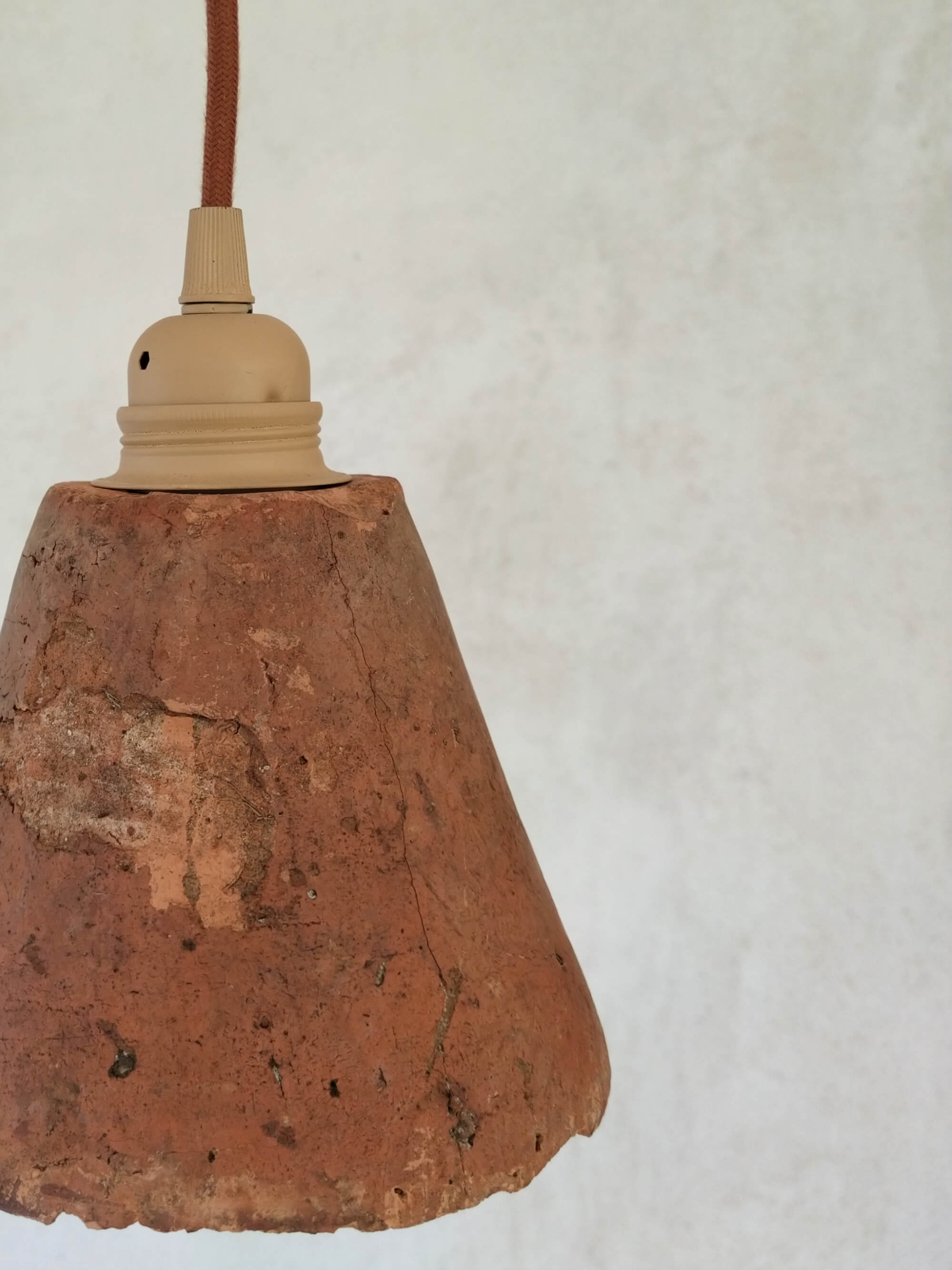 luminaire en terre cuite de style wabi sabi , couleur terracotta, câble en coton rouille
