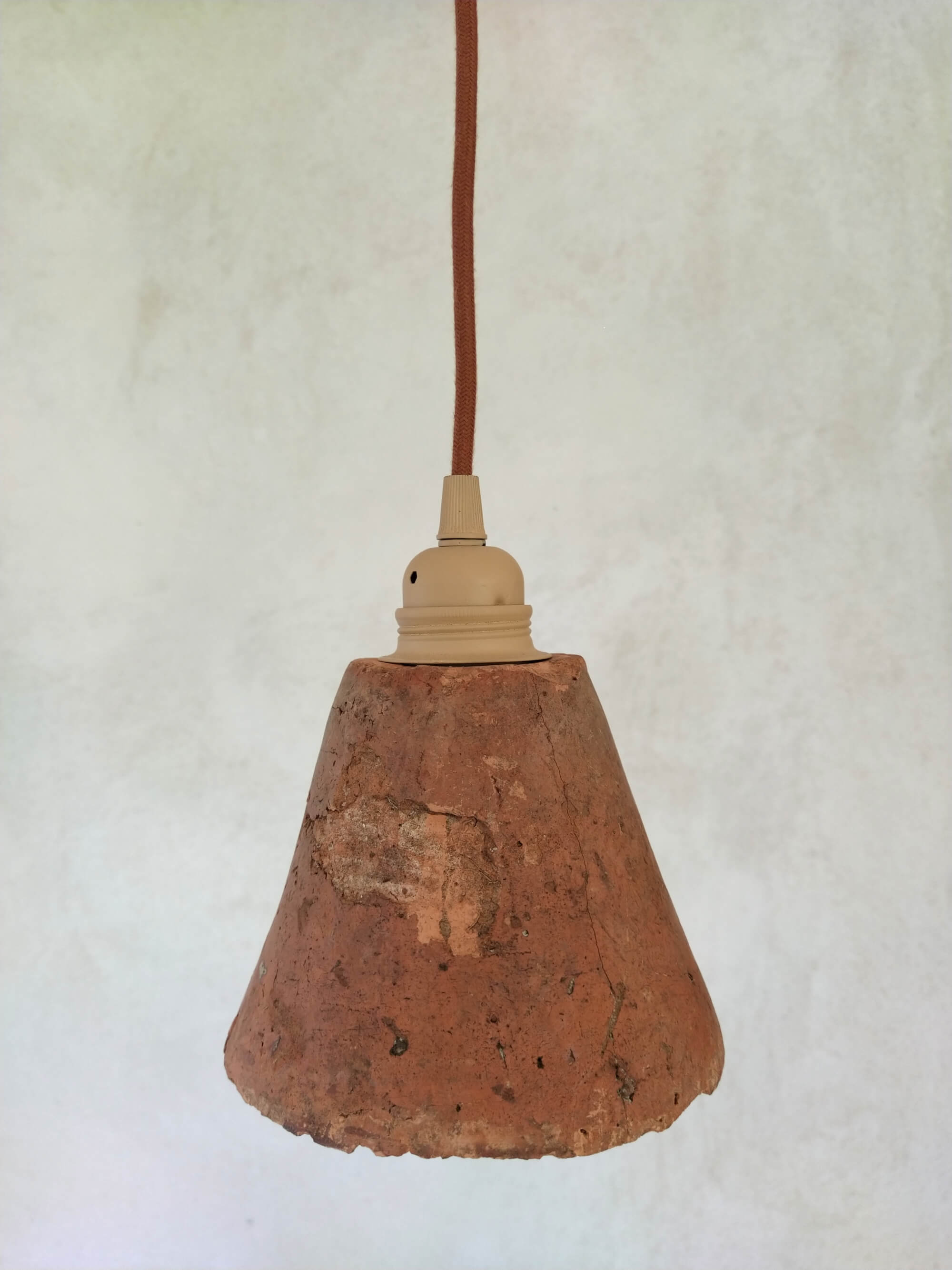 luminaire en suspension en terre cuite de style wabi sabi, avec un câble en coton couleur rouille
