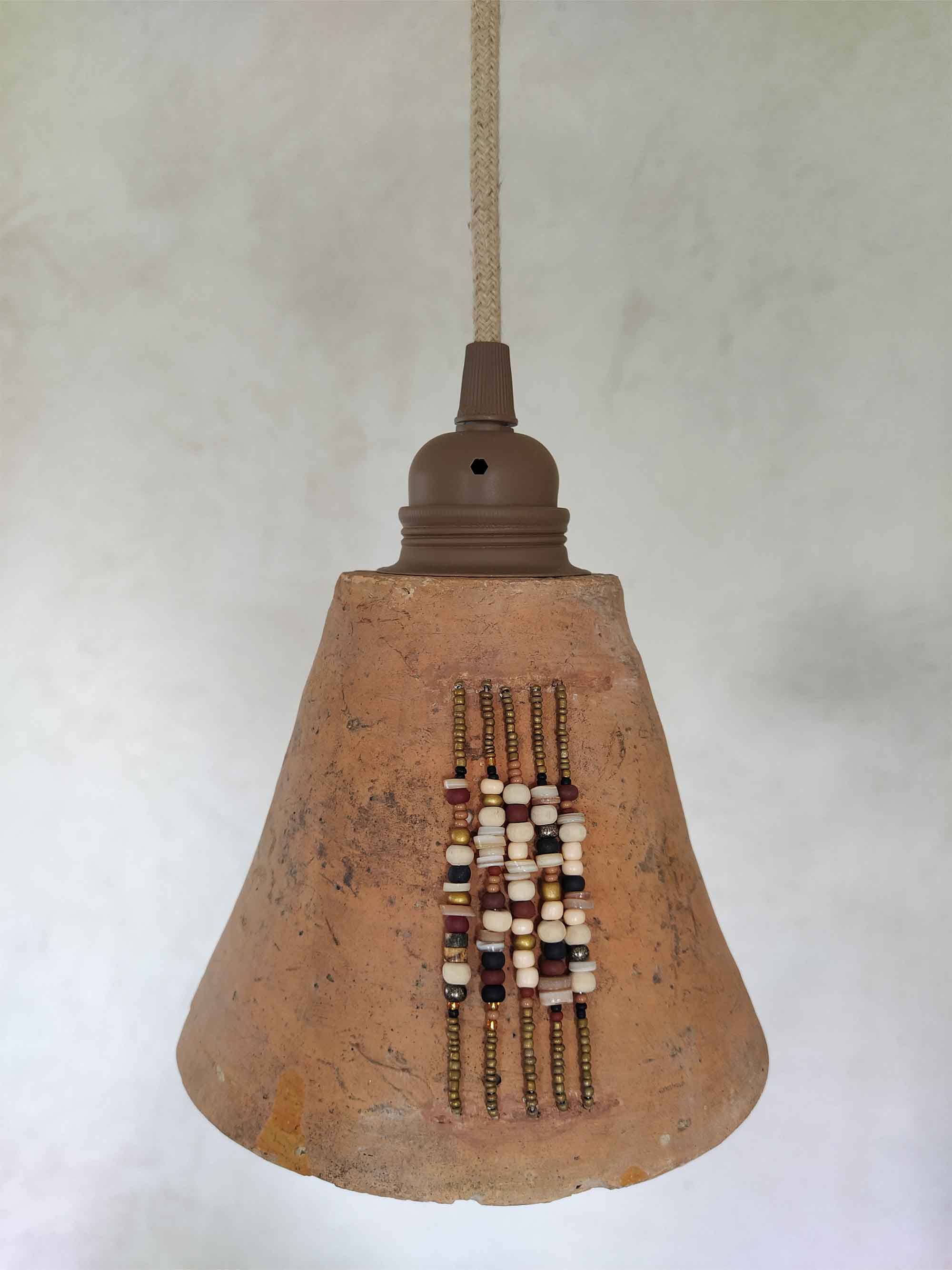Suspension en terre cuite décorée avec des perles pour une déco bohème et chaleureuse