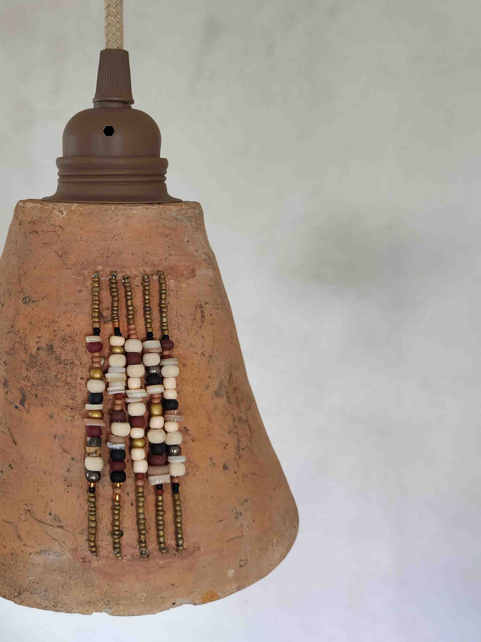 Suspension en terre cuite décorée avec des perles pour une déco bohème et chaleureuse