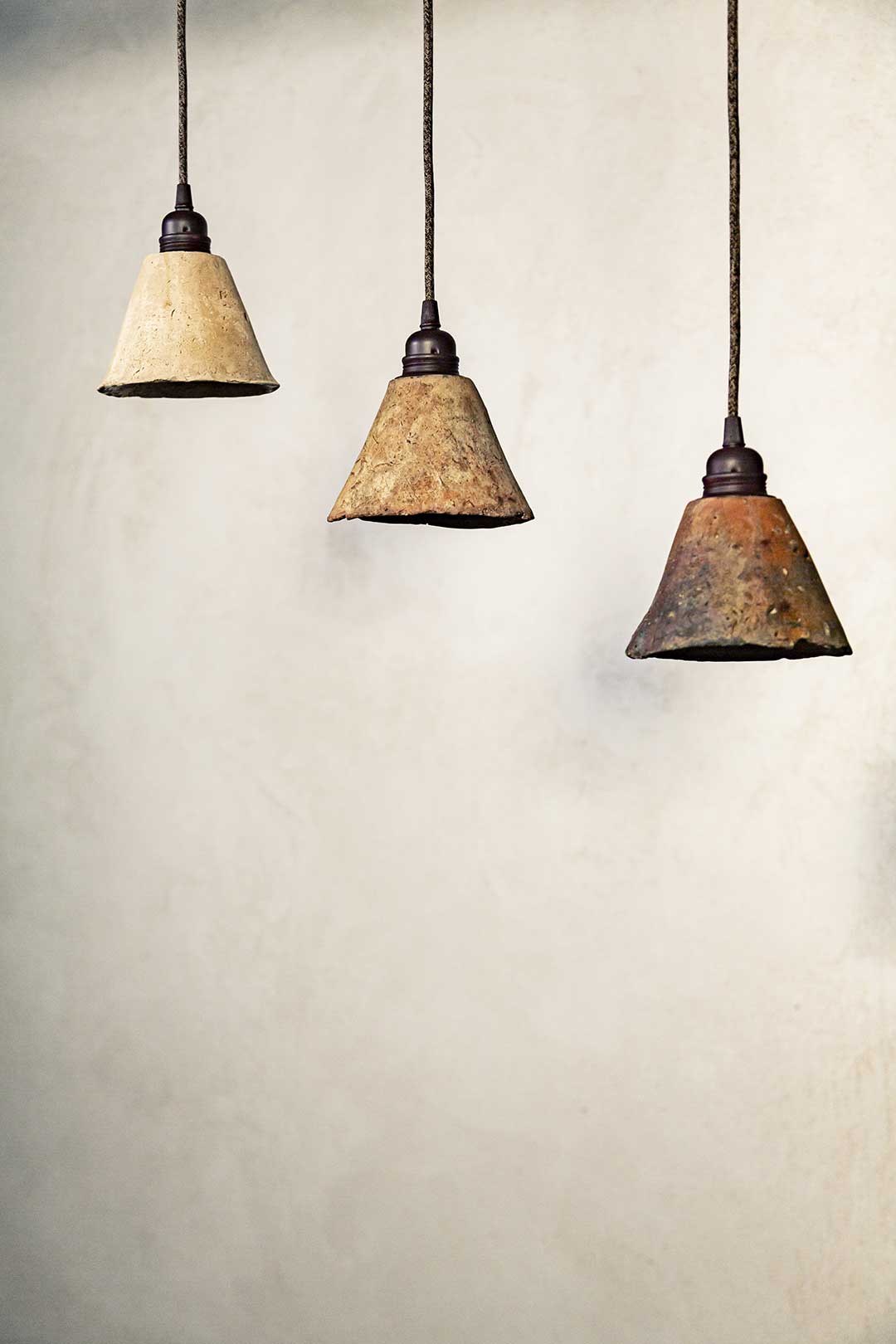 Suspensions luminaires Wabi Sabi. Suspension de 3 luminaires en terre cuite crée par un artisan créateur de luminaires et objets de décoration