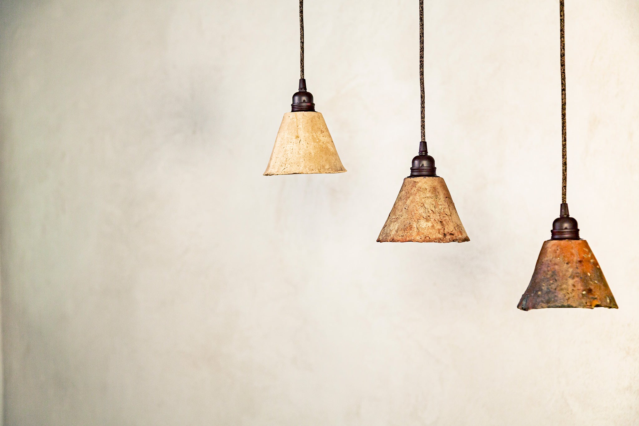 Suspensions de 3 luminaires Wabi Sabi en terre cuite. Création artisanale Française.